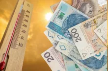 termometr wskazujący wysoką temperaturę powietrza, baknoty polskie po prawej