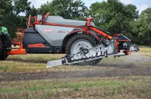 KARAN 6000/36 stworzony z myślą o gospodarstwach wielkoobszarowych, który łączy zaawansowane systemy sterowania, precyzyjną aplikację środków ochrony roślin oraz ultra-stabilną belkę opryskową