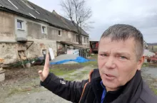 Bronisław Piaskowski dzieli siedlisko z innymi współwłaścicielami, co utrudnia rozwój gospodarstwa i korzystanie z unijnych programów. 
