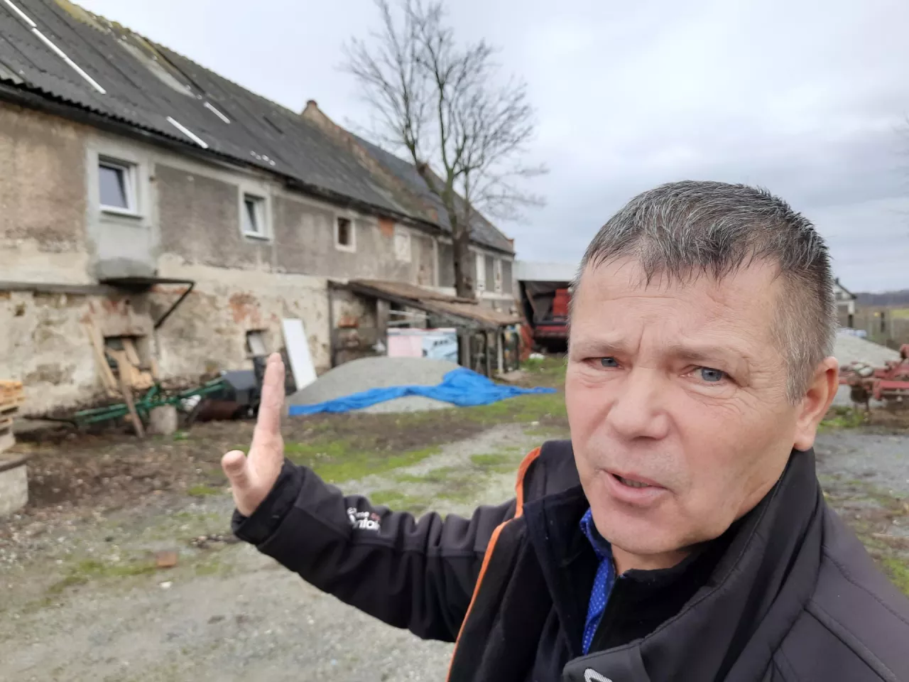 Bronisław Piaskowski dzieli siedlisko z innymi współwłaścicielami, co utrudnia rozwój gospodarstwa i korzystanie z unijnych programów. 