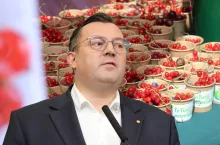 Na zdjęciu minister rolnictwa Stefan Krajewski, a w tle kampania edukacyjno-promocyjna ”To Twój Pewniak!”, która jest finansowana ze środków Funduszu Promocji Owoców i Warzyw