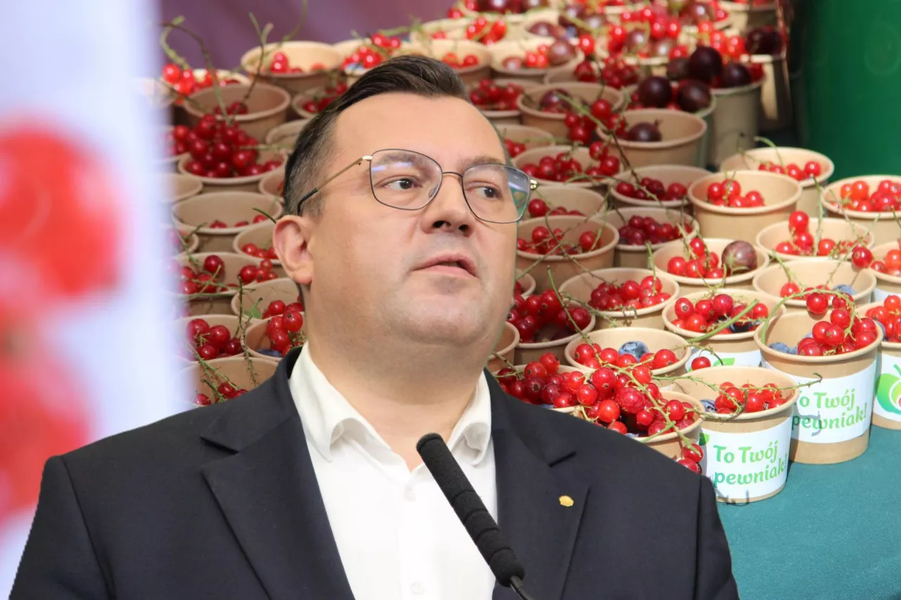 Na zdjęciu minister rolnictwa Stefan Krajewski, a w tle kampania edukacyjno-promocyjna ”To Twój Pewniak!”, która jest finansowana ze środków Funduszu Promocji Owoców i Warzyw