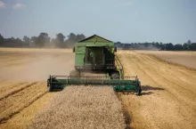 Zawieszona działalność i zakup kombajnu. Czy rolnik odliczy VAT?