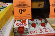Przy cenie 49 groszy za litr mleka pytanie o granice promocji pojawia się niemal automatycznie