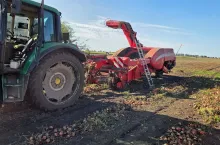 46-latka została uwolniona przez strażaków i trafiła LPR-em do szpitala