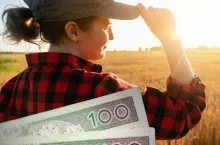 kobieta rolniczka na polu, po lewej u dołu polskie banknoty