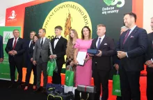 Zwycięzcy konkursu odebrali kluczyki do nowego ciągnika