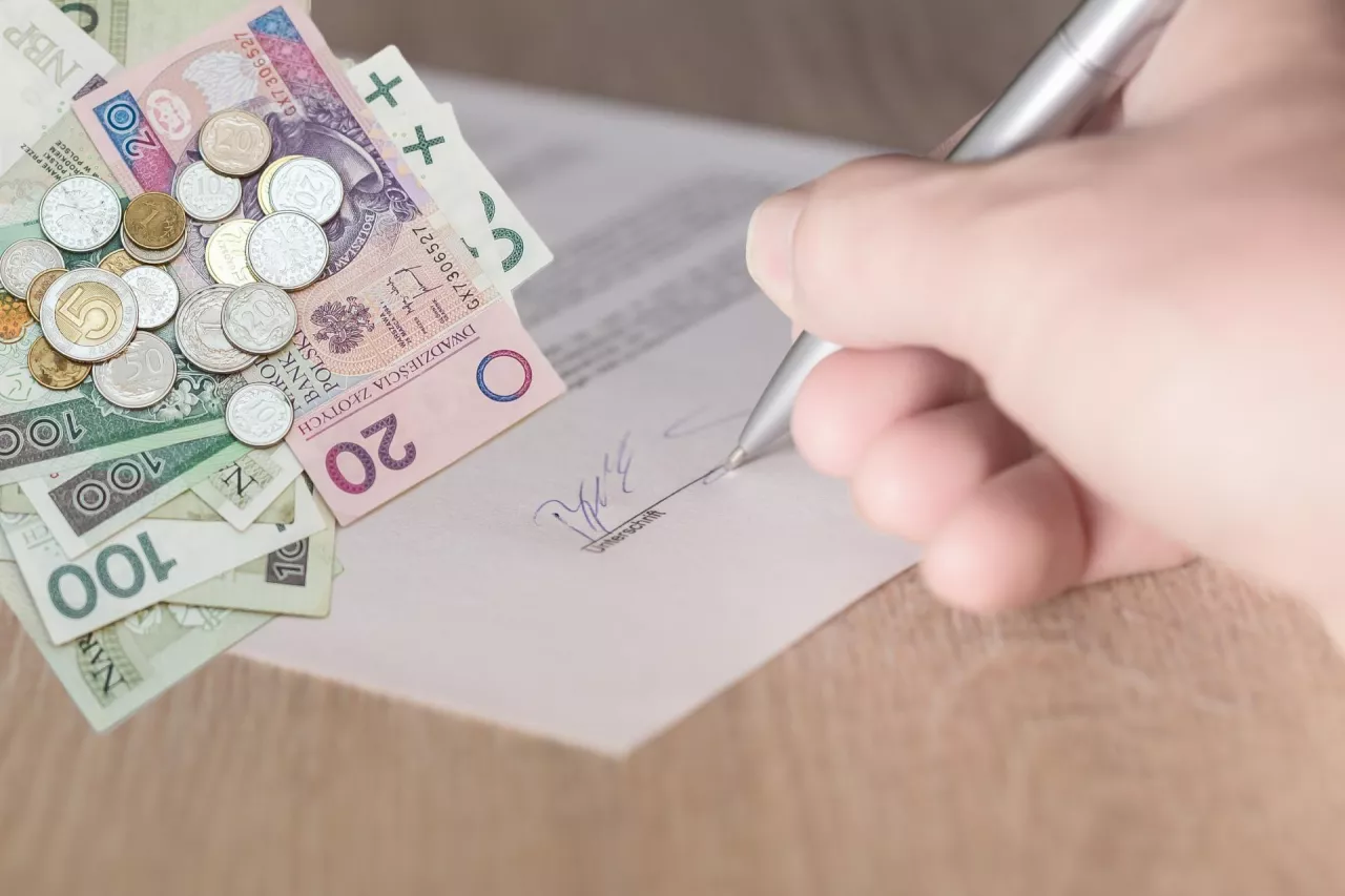 Nie wystarczy sprawdzić, czy w umowie znajduje się zapis o sile wyższej. Trzeba dokładnie przeczytać, jakie prawa i obowiązki wynikają z tego zapisu