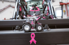 Różowy ciagnik Massey Ferguson