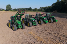 cztery ciągniki John Deere 6M na polu