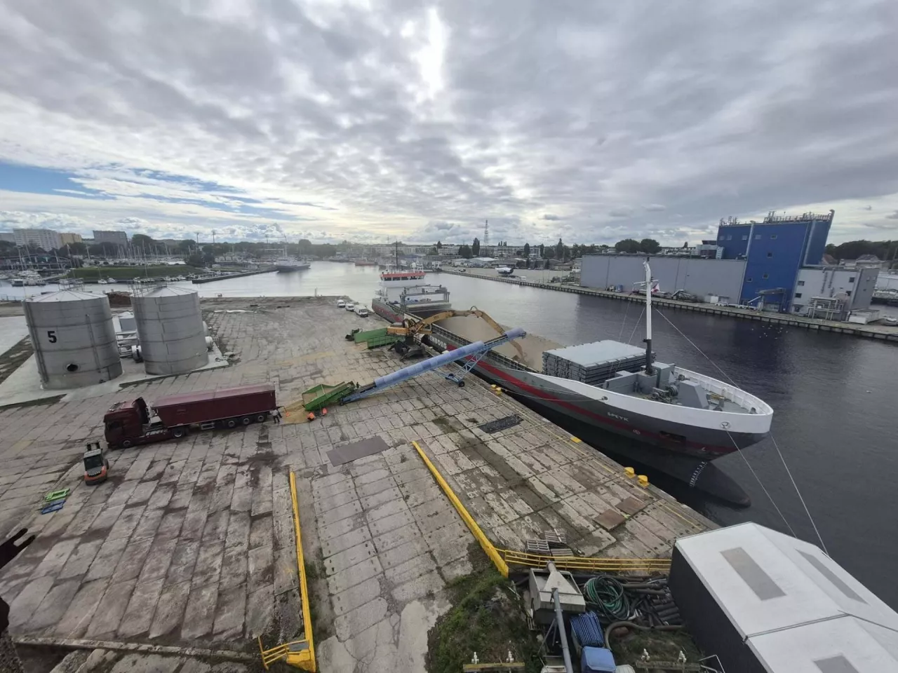 Rola z Człuchowa w woj. pomorskim, która właśnie samodzielnie zrealizowała eksport 2700 ton owsa drogą morską przez Port Kołobrzeg do Holandii.