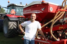 Marcin Zaton

gospodarstwo: powierzchnia 204 ha, gleby kl. III–IVb

produkcja roślinna: kukurydza ziarnowa (11 t/ha), pszenica ozima (8 t/ha),
rzepak (3,5 t/ha), jęczmień jary (6 t/ha), buraki cukrowe (70 t/ha), ziemniaki przemysłowe (45 t/ha), cebula jara (47 t/ha), usługi rolnicze: uprawa, siew, transport,
zbiór kamieni, mulczowanie