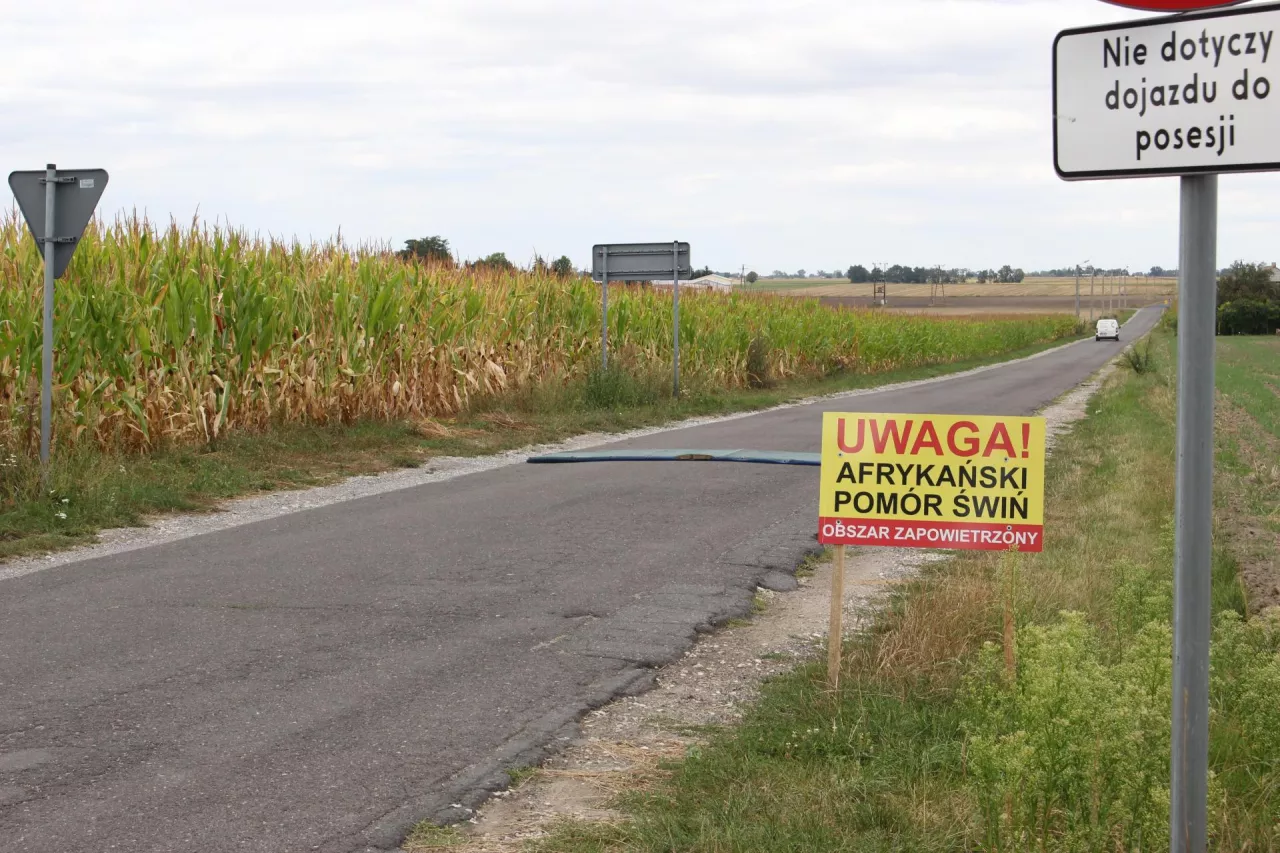 tablica informująca o strefie, gdzie występuje ASF