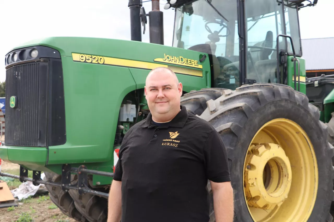 Łukasz Leśniewski

gospodarstwo: 1200 ha z dzierżawami, gleby klasy III–V

produkcja roślinna: rzepak (3,5 t/ha), pszenica (8 t/ha), jęczmień ozimy (8 t/ha), pszenżyto (7,5 t/ha), kukurydza ziarnowa (12 t/ha), gorczyca (2 t/ha), groch (5 t/ha), łubin (2 t/ha), wierzba mandżurska (150 ha), usługi rolnicze: uprawa, siew, nawożenie, ochrona, zbiór zbóż, transport, mulczowanie