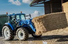 Ciągnik New Holland podczas pracy na terenie gospodarstwa