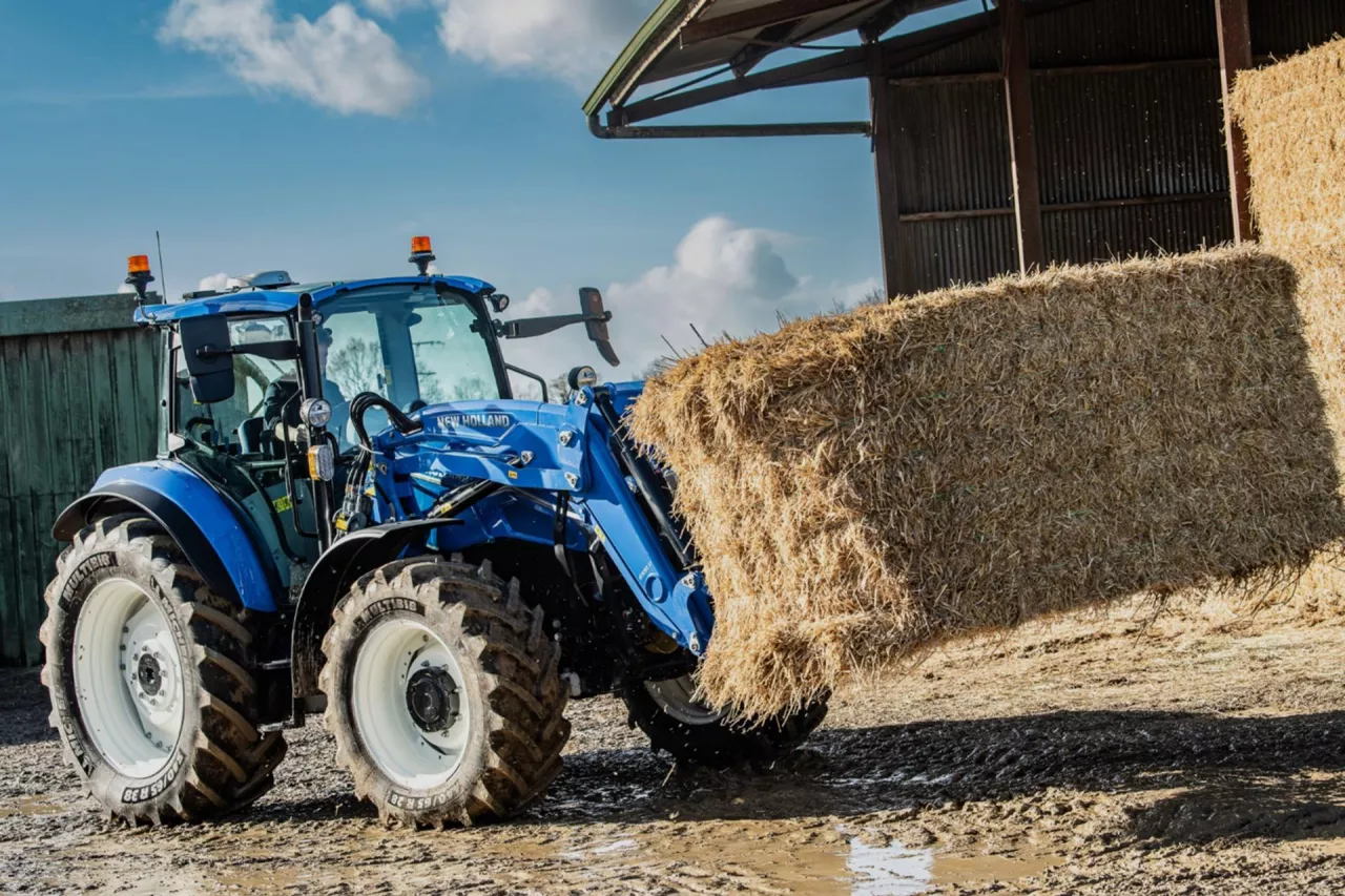 Ciągnik New Holland podczas pracy na terenie gospodarstwa