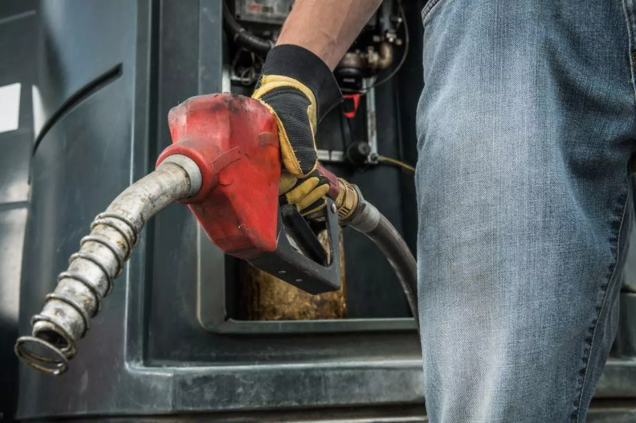 Ile dzisiaj rolnik zapłaci za diesel do ciągnika? Nowe ceny paliw. Kierowcy muszą się przygotować!