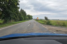 Błoto po wykopkach na drodze