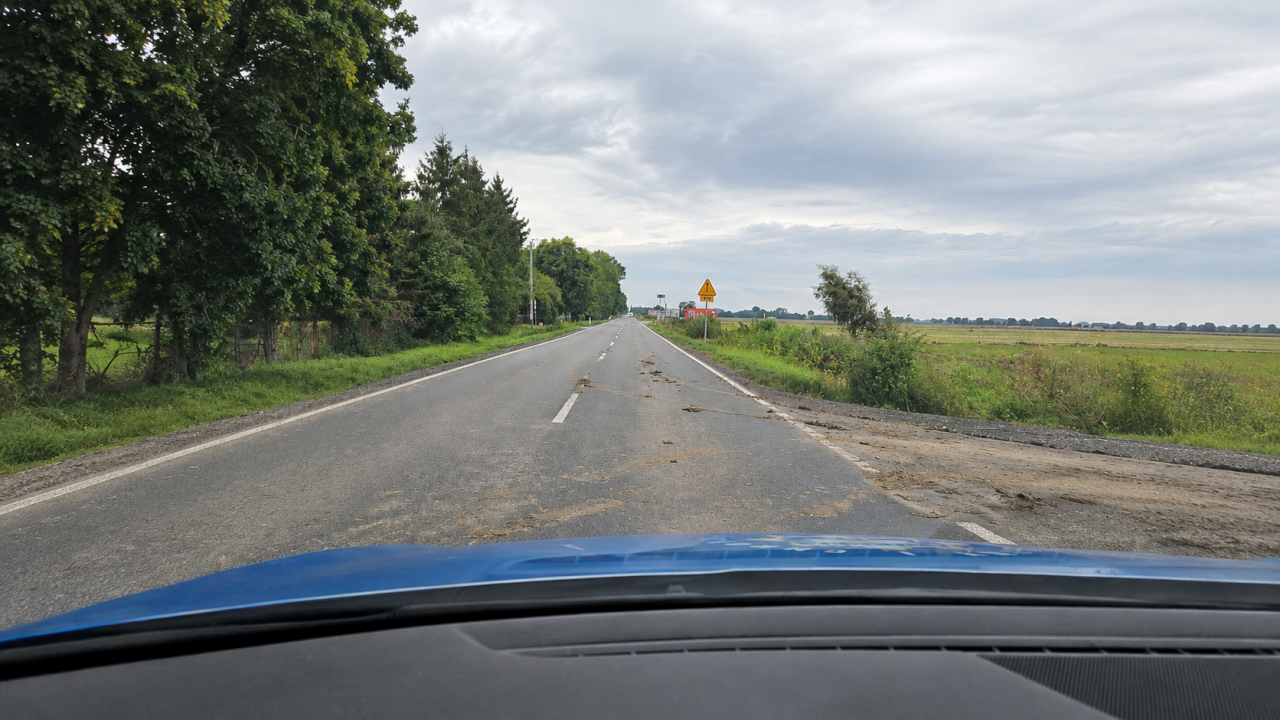 Błoto po wykopkach na drodze