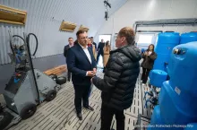 Konferencja prasowa ministra Stefana Krajewskiego przed chlewnią