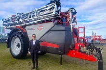 Artur Szymczak z firmy KUHN na tle opryskiwacza podczas Agro show 2026