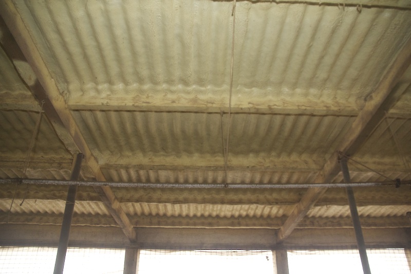 Dach z eurofali jest ocieplony warstwą pianki poliuretanowej.