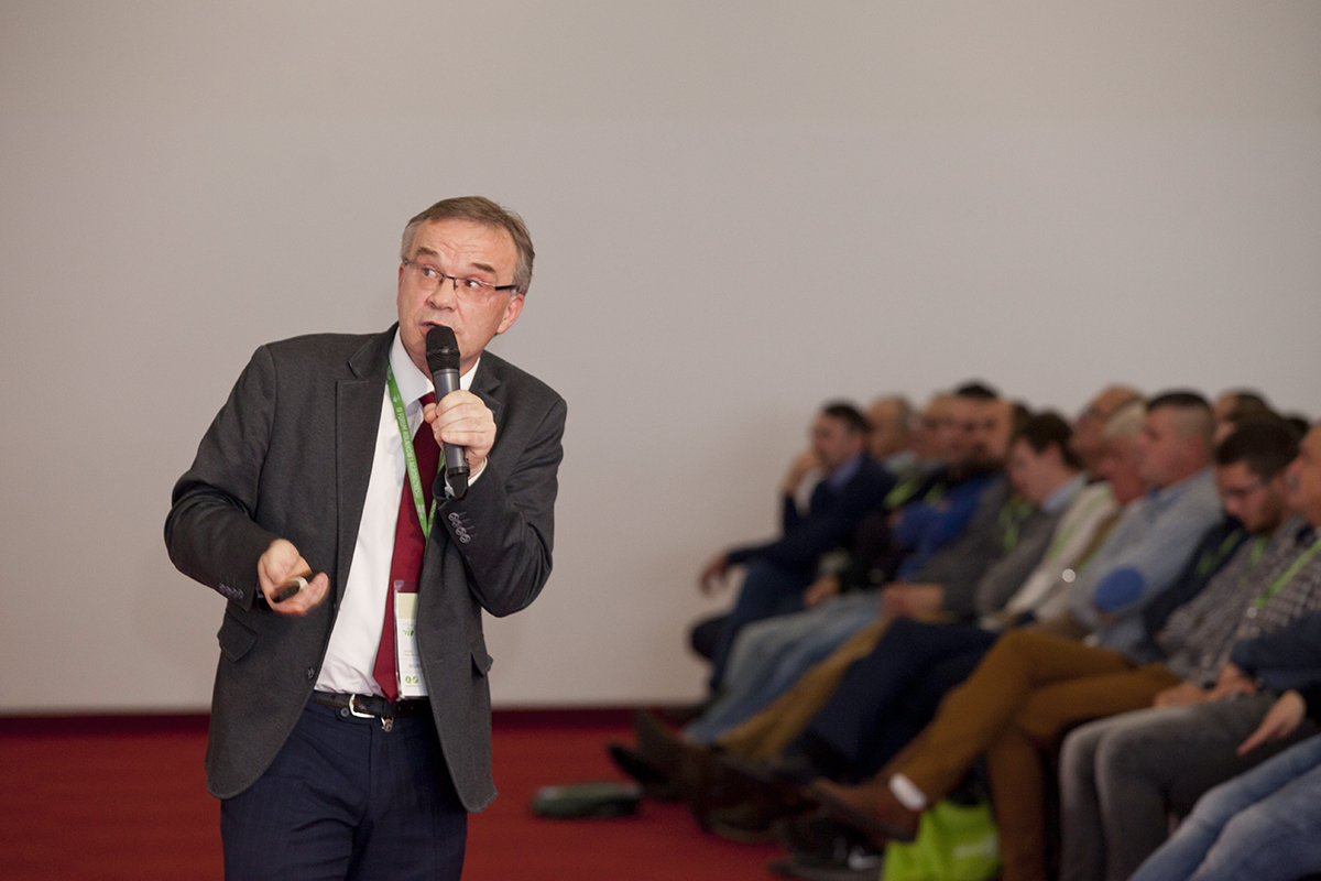 Dr Witold Szczepaniak podczas wykładu na sesji Uprawa i technika I.