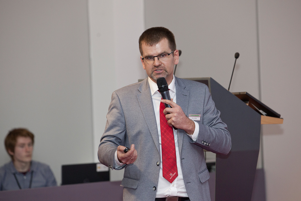 Wojciech Mantaj z firmy Pöttinger Landtechnik GmbH zaprezentował system ekonomicznego, zbiorczego prowadzenia pokosu PÖTTINGER CROSS FLOW zastosowany w kosiarkach dyskowych NOVACAT.