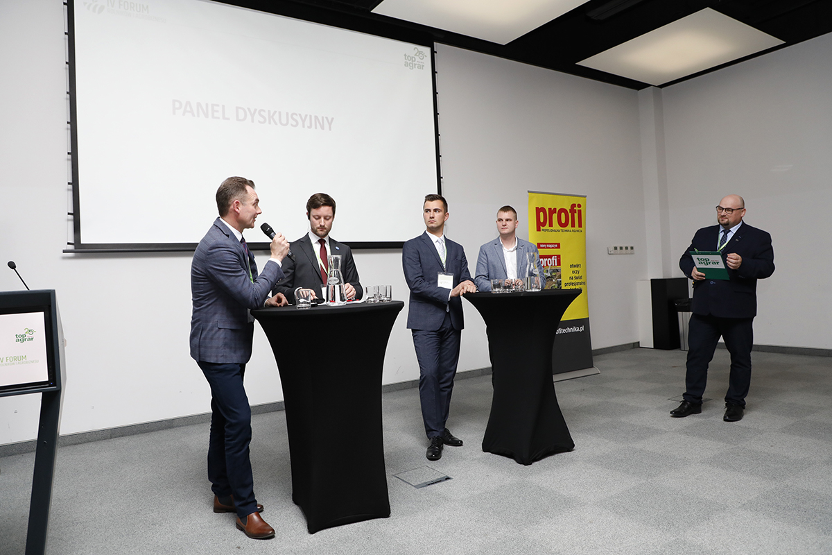 Panel dyskusyjny: Dlaczego warto zostać i pracować na wsi. Na zdjęciu (od lewej): Tomasz Łukomski, Simon Wancke, rolnicy: Michał Nowacki, Mateusz Kulecki, prowadzący Bartłomiej Czekała, "top agrar Polska".