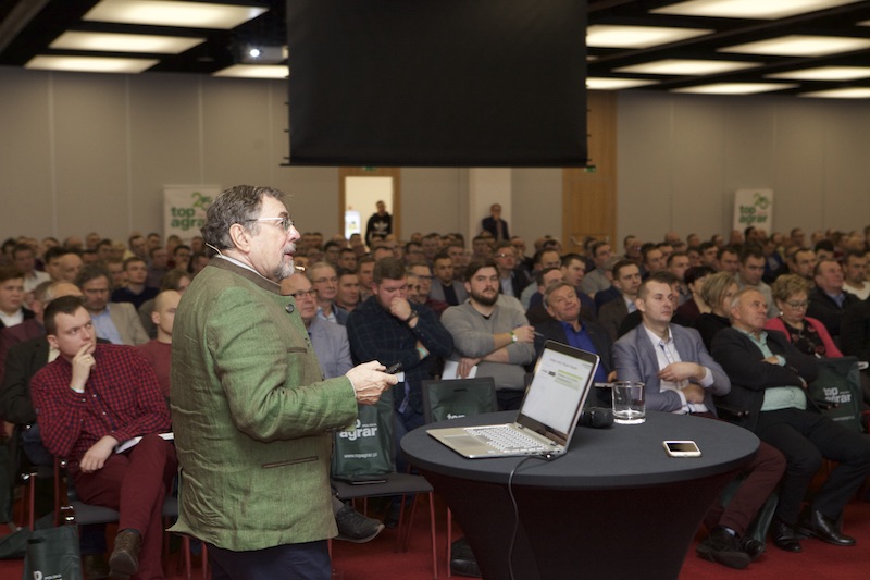Prof. dr Hansgeorg Schönberger, niezależny ekspert z N.U. Agrar podczas prelekcji.