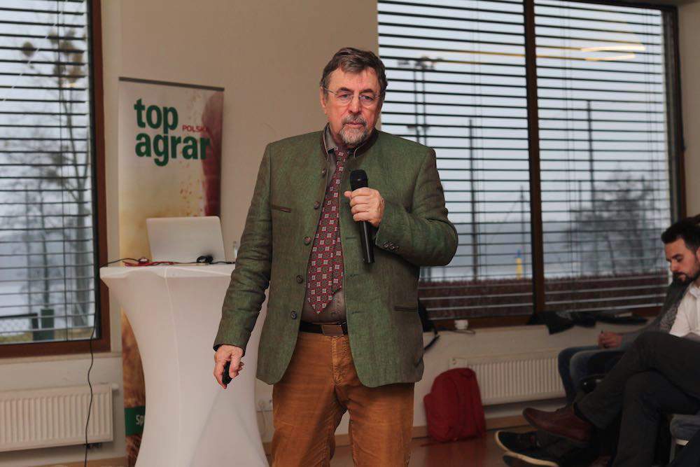 Prowadzdr Hansgeorg Schönberger z NU Agrar w czasie wyjaśniania tematu podczas seminariów uprawowych w Olsztynie.