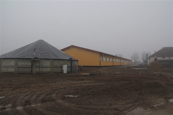 Tuż za budynkiem hodowcy wybudowali zbiornik na gnojowicę na 618 m3 gnojowicy.