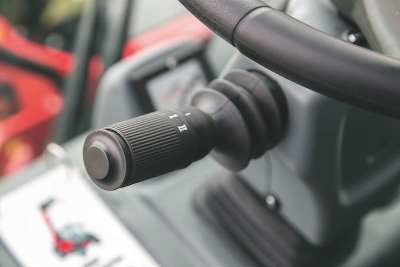 Przekładnię nawrotną można obsługiwać dźwignią przy kierownicy lub za pomocą przycisków na joysticku.