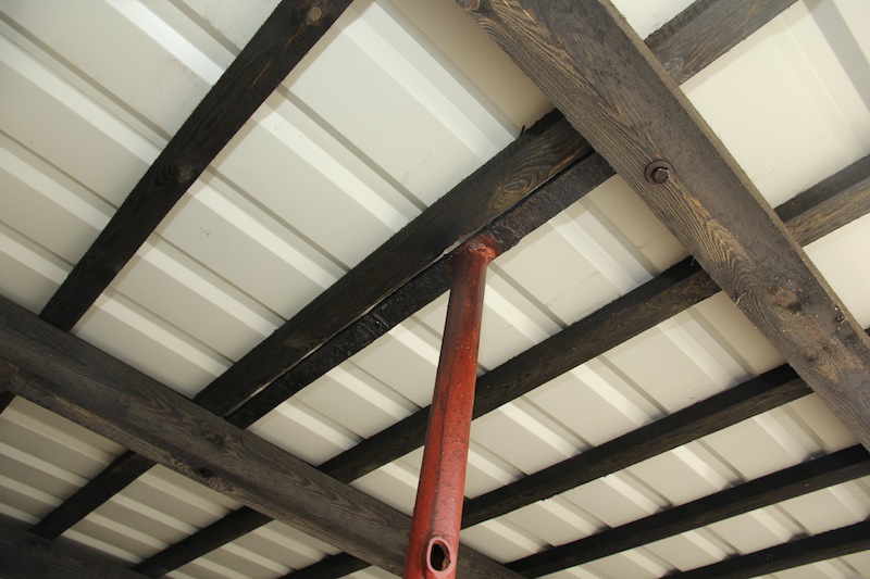 Sposób połączenia blachy na dachu z drewnianą konstrukcją cielętnika.