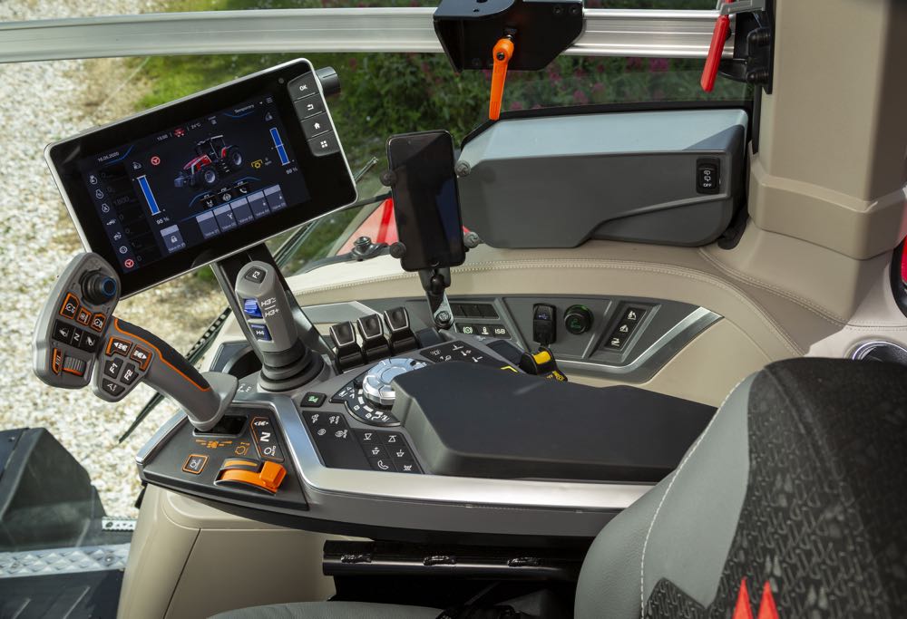 Nowy podłokietnik Control Center wyposażony w dźwignię MultiPad zapewnia pełną kontrolę jedynie palcami traktorzysty.