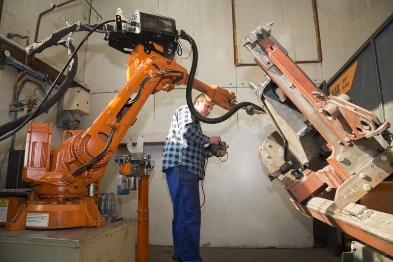 W Samaszu pracuje kilka robotów spawalniczych. Tu jeden z nich podczas przygotowywania do pracy.
