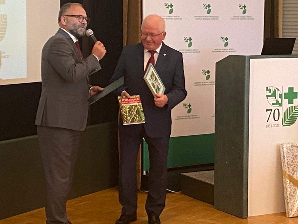 Najlepsze życzenia jubileuszowe na ręce prof. Marka Mrówczyńskiego składa redaktor naczelny top agrar Polska, Karol Bujoczek.
