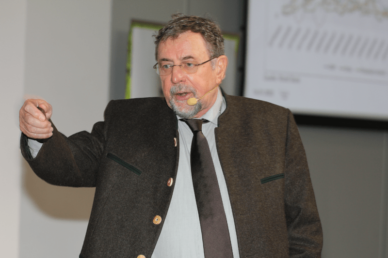 Nasz ekspert prof. Hansgeorg Schönberger. podczas seminarium uprawowego w Poznaniu.