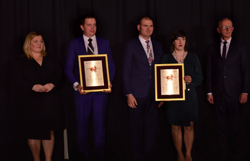Dominik Pleśnierowicz oraz Marek Tomaszewski w kategorii Producent opasów otrzymali wyróżnienia. Na zdjęciu również Anna Sikorska (1 miejsce)