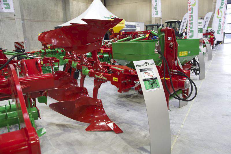 Nowością w ofercie firmy Agro-Tom jest czterokorpusowy pług obracalny z zabezpieczeniem hydraulicznym.