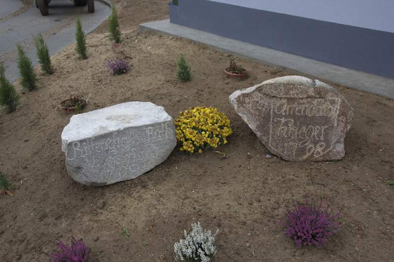 Stare kamienie znalezione podczas modernizacji obory. Hodowcy wyeksponowali je przed wejściem do budynku.