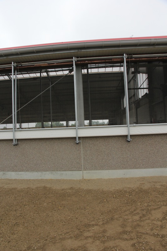Podłuże ściany zewnętrzne mają wysokość 4 m, do wysokości 1,5 m wykonana je z prefabrykowanych elementów betonowych. 
