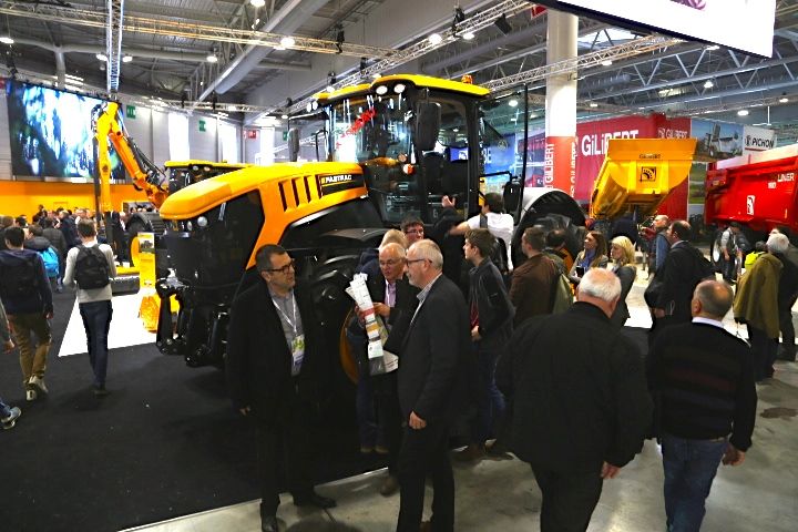 Premiera ciągnika JCB z serii Fastrac 8000