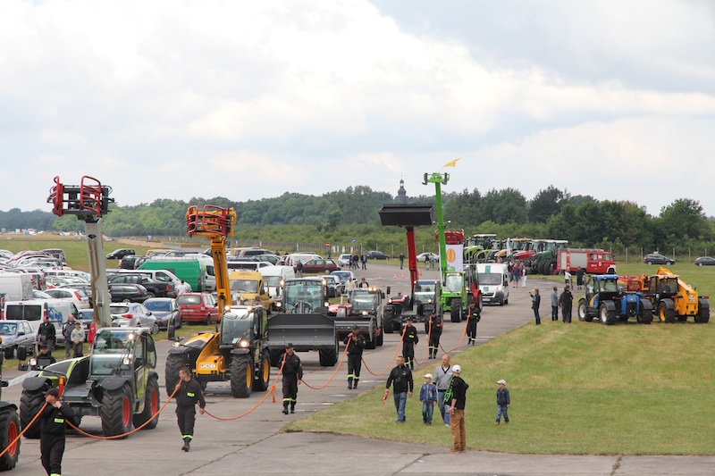 Parada gigantycznych ciągników to nie jedyna atrakcja. Każdą prezentację ciągników poprzedzała parada ładowarek teleskopowych.