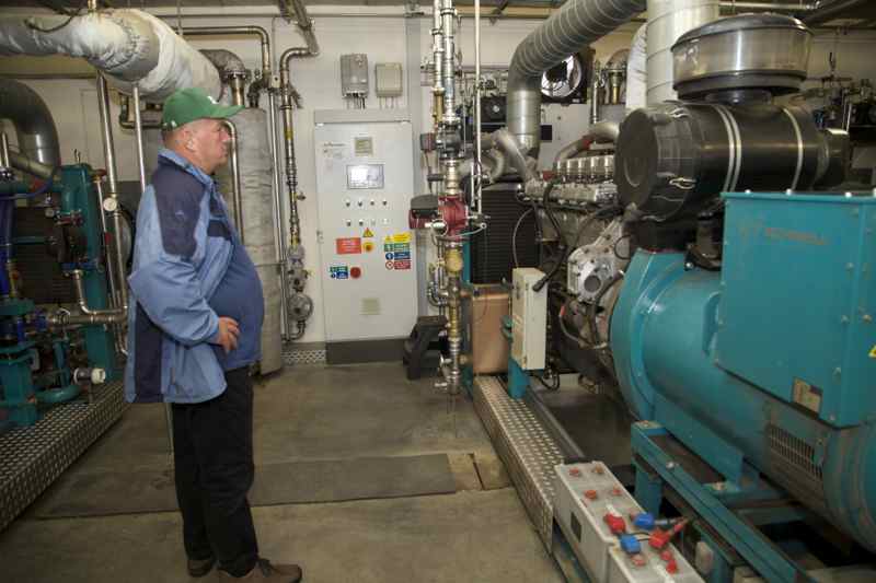 W oddzielnym pomieszczeniu pracują trzy silniki kogeneracyjne o mocy 250 kW.