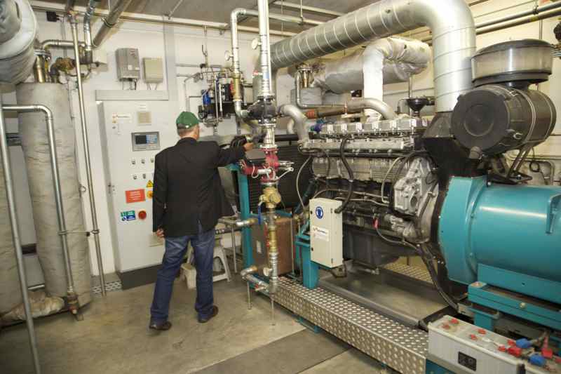 W oddzielnym pomieszczeniu pracują trzy silniki kogeneracyjne o mocy 250 kW.