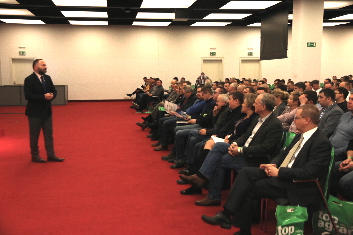 Karol Bujoczek, redakor naczelny "top agrar Polska" wita licznie przybyłych uczestników seminarium uprawowego w Poznaniu.