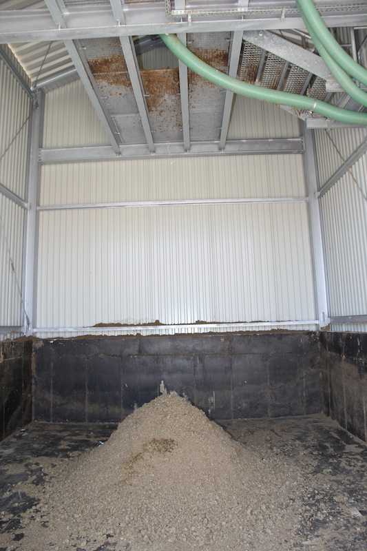 Pomieszczenie do produkcji separatu służącego do ścielenia legowisk dla krów. Gnojowica tłoczona jest za pomocą pompy do separatora, odciśnięta gnojowica zawierająca 32% s.m. spada na posadzkę i jest magazynowana. 