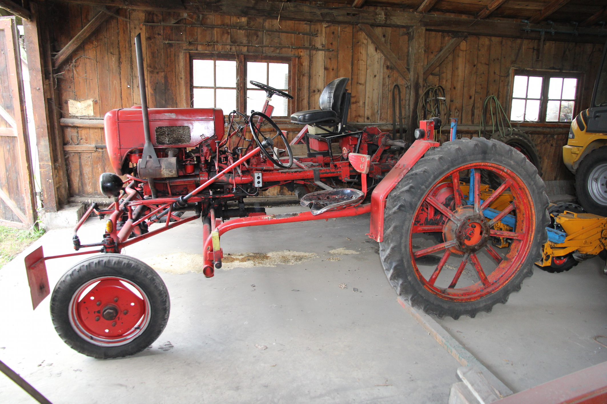 Stary traktor Schmotzer wykorzystywany do siewu i pielenia buraków służy do dziś.