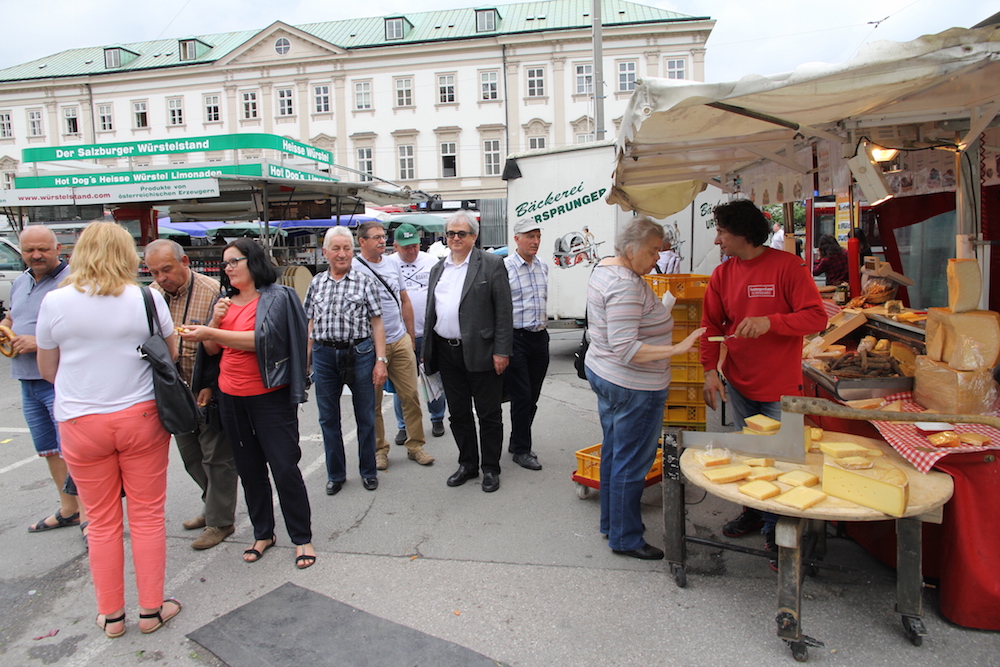 Na rynku w Salzburgu co czwartek swoje produkty oferują rolnicy, przetwórcy, ale też handlarze.